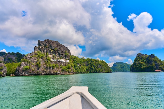 Bootsfahrt entlang des Kilim Geoforest Parks. Erstaunliche Natur rockt Landschaftsansicht vom Boot.