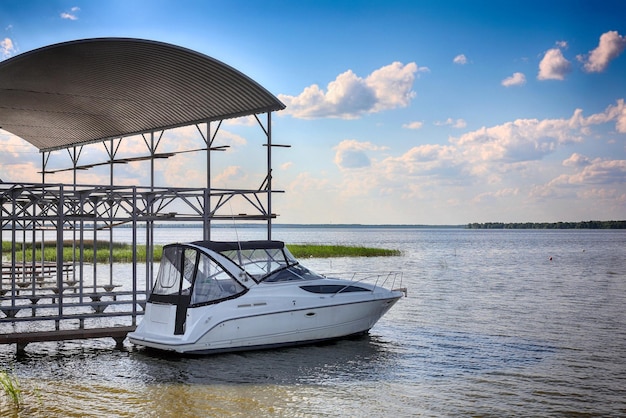 Bootsparkplatz Das moderne Boot am Liegeplatz