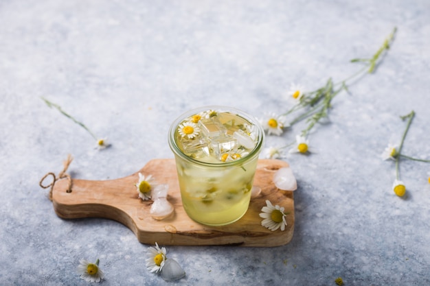 Boozy langer Eistee mit Kamillenblüten