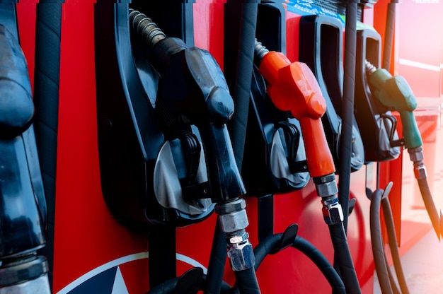 Boquilla de bomba de gas en gasolinera Boquilla de combustible en dispensador de aceite Máquina dispensadora de combustible Reabastecimiento de combustible