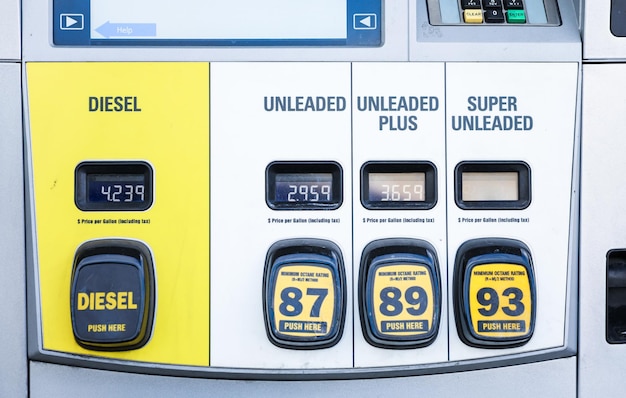 boquilla de la bomba de gas con números crecientes en la pantalla que simbolizan la inflación y el aumento de los precios del gas
