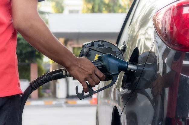 Boquilla de combustible de mano para agregar combustible en el automóvil en la estación de servicio