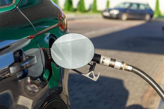 Boquilla de combustible para recargar combustible en coche en gasolinera