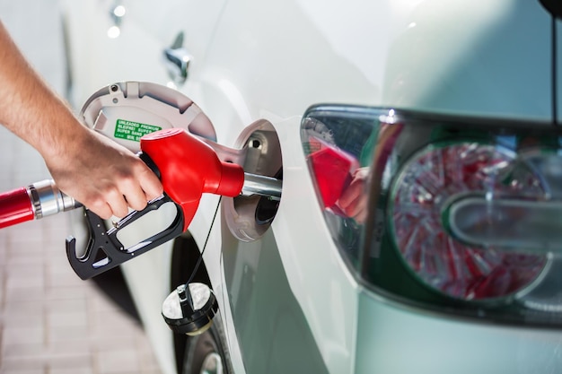 Foto boquilla de mango de petróleo de gasolinera en mano