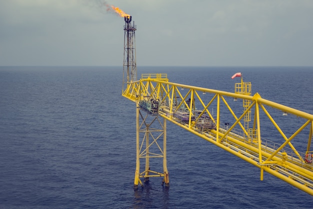 Boquilla de la pluma antorcha y fuego de la plataforma de gas y petróleo en alta mar