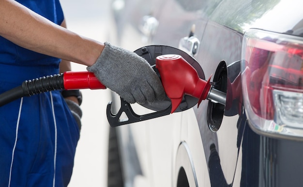 la boquilla de repostaje llena el coche con gasolina