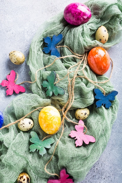 Borboletas coloridas de madeira com ovos de Páscoa