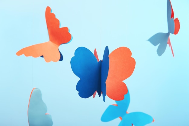 borboletas de papel no fundo azul