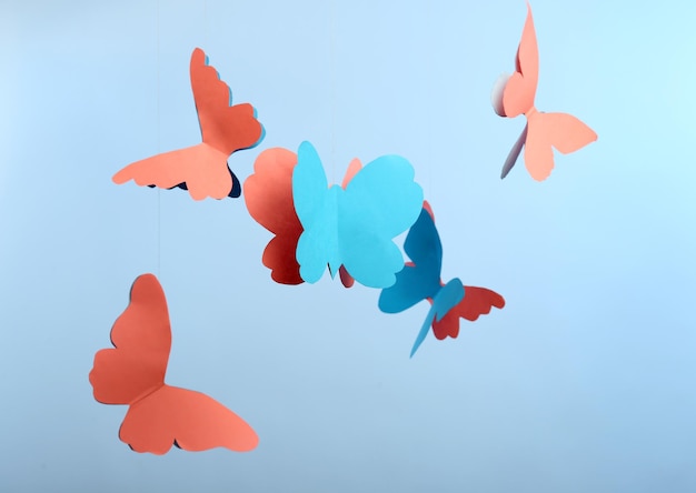 borboletas de papel no fundo azul