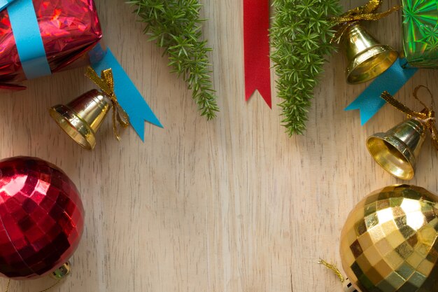 Foto bord de madera con árbol de navidad decorado