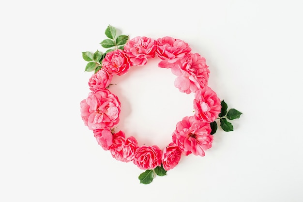 Borda da moldura da coroa redonda feita de flores e folhas de rosas cor de rosa