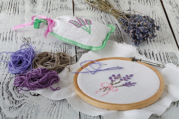 Bordados à mão em tecido, lavanda padrão