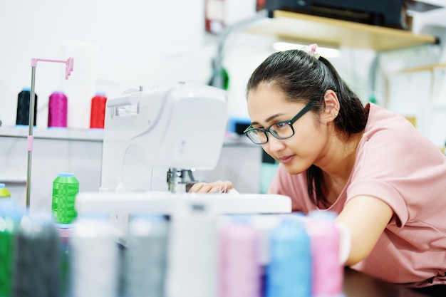 Bordados artesanatos hobbies negócios de família de pequenas e médias empresas Retrato de designers femininas asiáticas estão projetando padrões usando máquinas de bordar automáticas por pedido do cliente