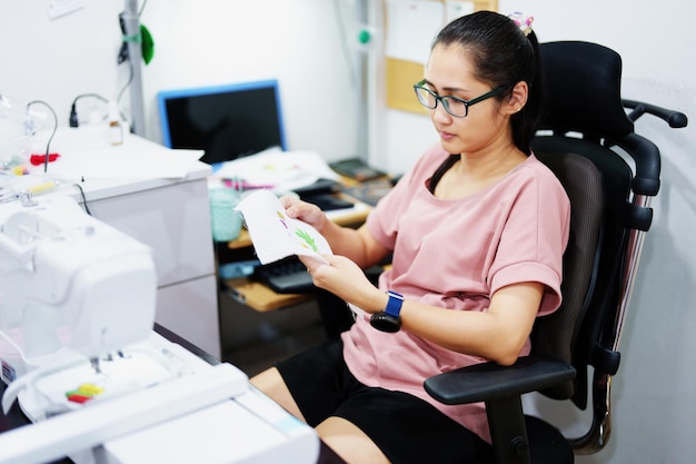 Bordados artesanatos hobbies negócios de família de pequenas e médias empresas Retrato de designers femininas asiáticas estão projetando padrões usando máquinas de bordar automáticas por pedido do cliente