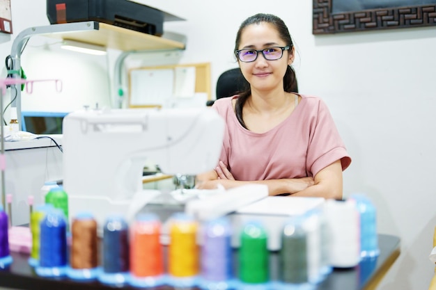 Bordados artesanatos hobbies negócios de família de pequenas e médias empresas Retrato de designers femininas asiáticas estão projetando padrões usando máquinas de bordar automáticas por pedido do cliente