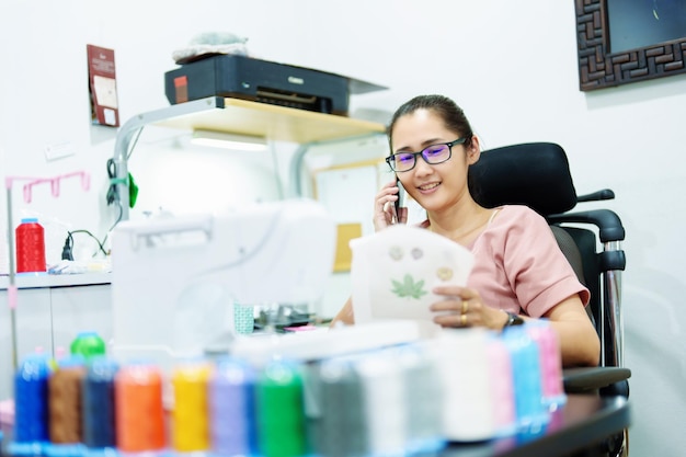 Bordados artesanatos hobbies negócios de família de pequenas e médias empresas retrato de designers femininas asiáticas estão projetando padrões usando máquinas de bordar automáticas por pedido do cliente