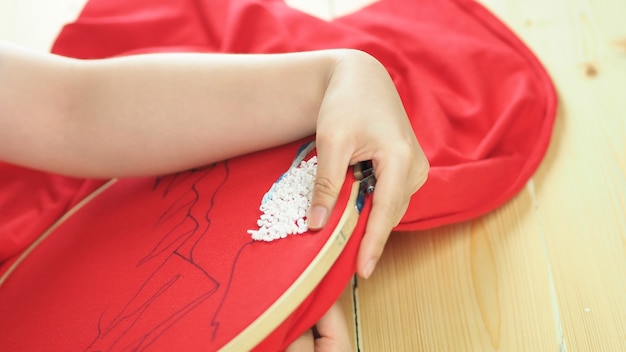 Bordar cosiendo a mano de mujer Trabajo artesanal y manos femeninas Trabajo artesanal con hilo cosido con aguja