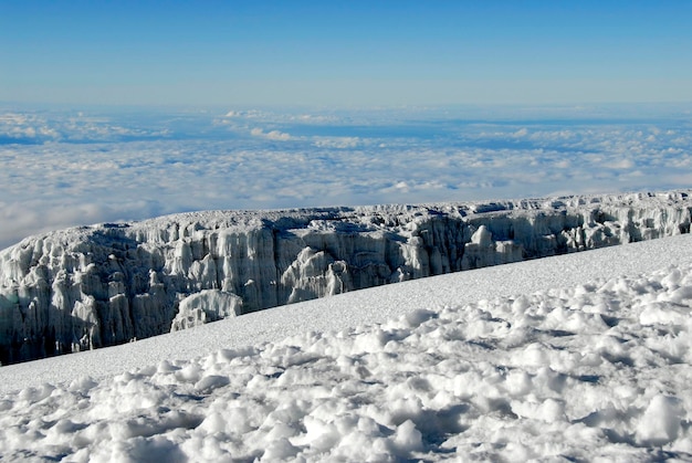 El borde del cráter del glaciar Kersten Glacier en el Kilimanjaro, Tanzania