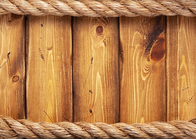 Borde de cuerda de barco en textura de fondo de tablero de madera