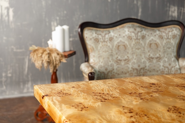 El borde de la elegante mesa de madera hecha de nogal macizo con resina epoxi en un elegante interior