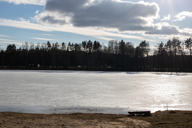 Borde de hielo en la arena de la playa