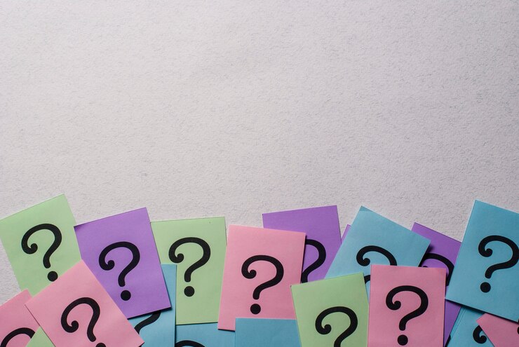 Foto borde inferior de signos de interrogación de colores.
