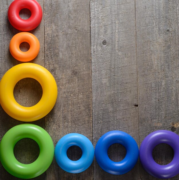 Borde del juguete de los niños de Pyramida Anillos de círculos de colores en la mesa de madera vieja