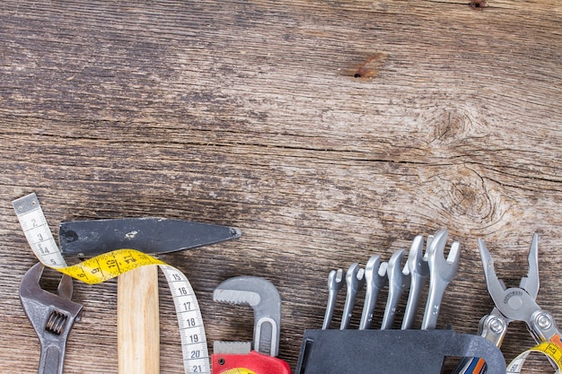 Borde del kit de herramientas sobre fondo de madera con espacio de copia