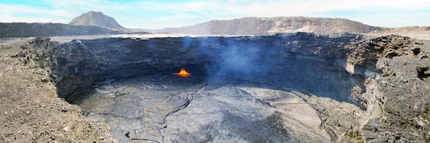 Foto en el borde del lago de lava del volcán erta ale