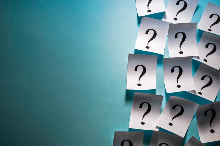 Foto borde lateral de filas de signos de interrogación impresos