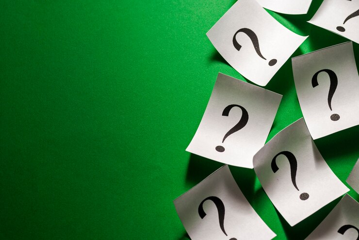 Foto borde lateral de signos de interrogación dispersos en pequeñas tarjetas blancas