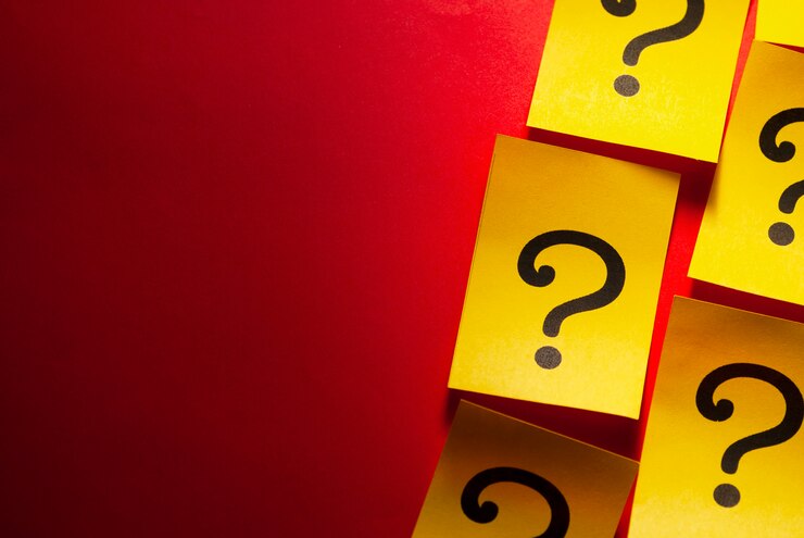 Foto borde lateral de tarjetas amarillas con signos de interrogación