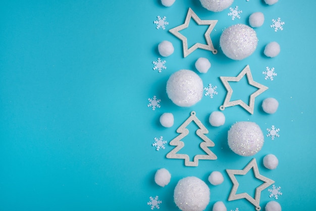 Borde de Navidad año nuevo hecho de bolas blancas, estrellas de nieve y árbol de Navidad