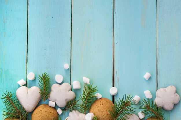 Borde de Navidad con pan de jengibre, malvavisco y rama de abeto