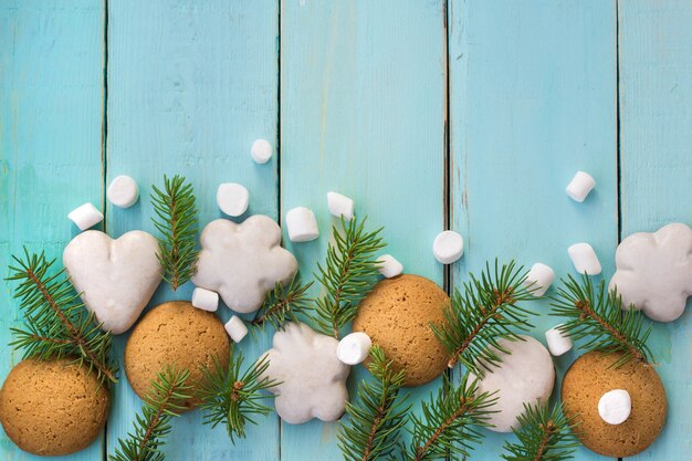 Borde de Navidad con pan de jengibre, malvavisco y rama de abeto