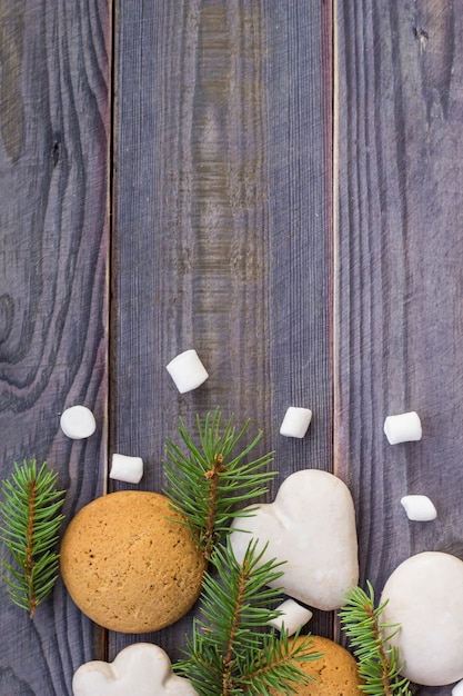 Borde de Navidad con pan de jengibre, malvavisco y rama de abeto