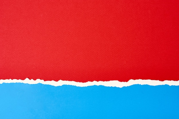 Borde de papel rasgado rasgado con un espacio de copia, fondo de color rojo y azul