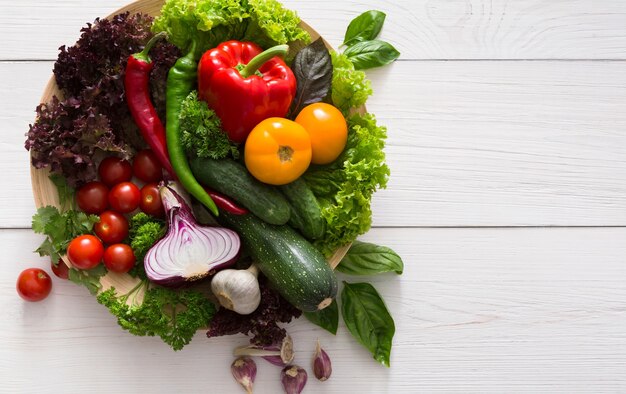 Borde de verduras frescas en madera con espacio de copia