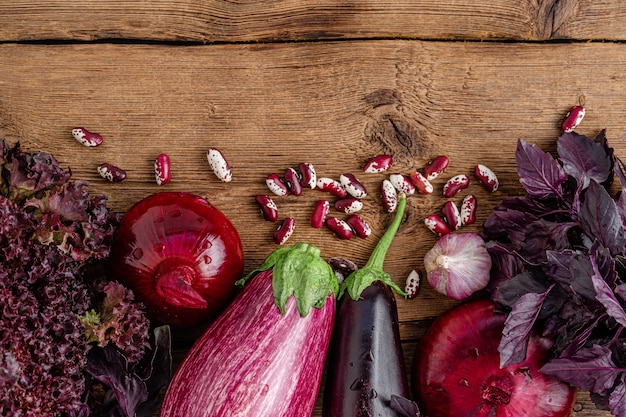 Borde de verduras moradas en mesa de madera.