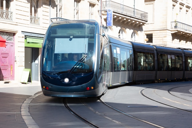 Bordeaux Nouvelle Aquitaine / Frankreich - 03 22 2019: Straßenansicht mit Straßenbahn in Bordeaux-Stadt, Frankreich