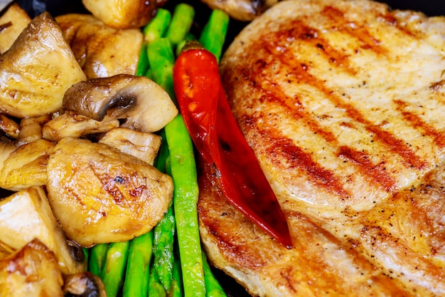 Bordelaise-Filet mit Spargelpilzen hautnah.