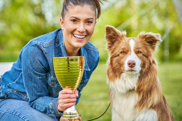 Border Collie blanco chocolate con mujer dueña