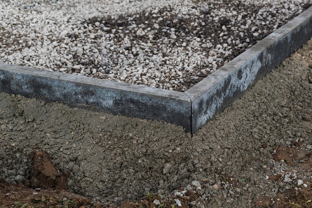 Bordes de jardín de hormigón con cemento para delimitar caminos, aparcamientos, aceras y parterres.