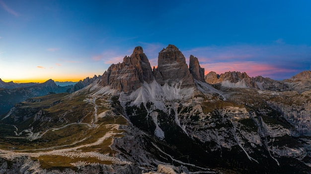 Los bordes de los picos altos después de la puesta del sol tre chime di lavaredo bajo un cielo brillante una vista aérea