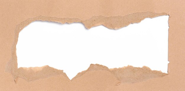 Los bordes rasgados de papel marrón en un fondo blanco espacio para escribir