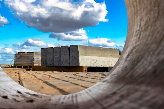 Foto bordillo en el sitio de construcción palet con una pila de bordillo de hormigón reparaciones de carreteras algunas pilas de bordillos preparados para la colocación