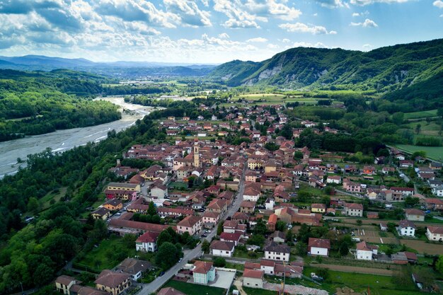 Borghetto di Borbera pueblo rural italiano vista aérea