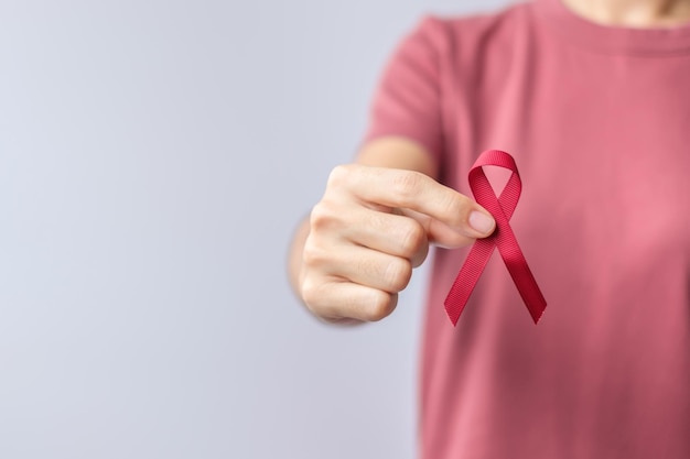 Borgonha Red Ribbon para março mieloma múltiplo Câncer e dezembro Mês de conscientização do Dia Mundial da Aids Conceito de saúde e dia mundial do câncer