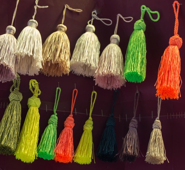 Borlas tradicionales en varios colores.