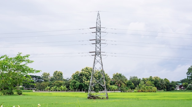 Borne da eletricidade em um fundo do céu e da nuvem.